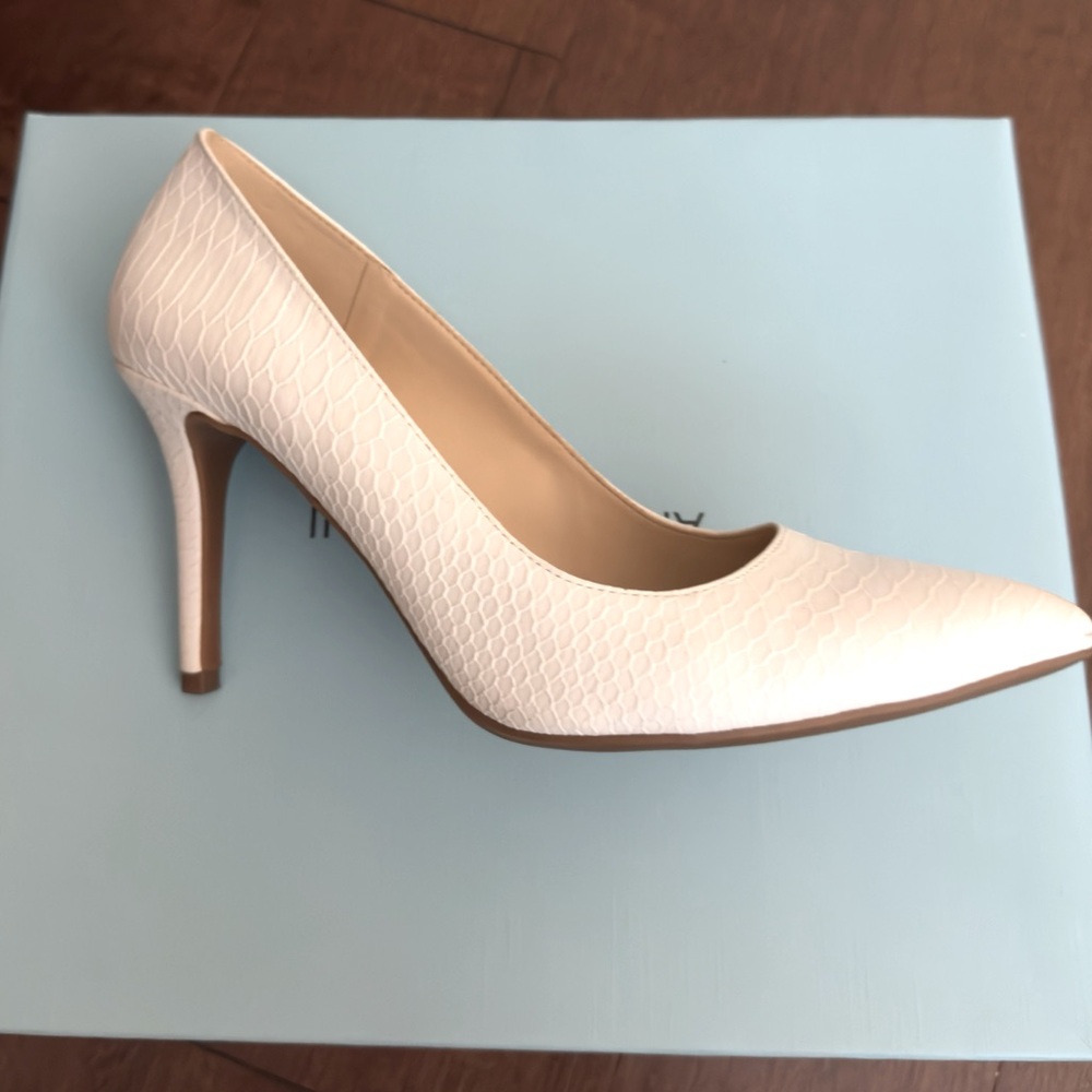 Gorgeous and sophisticated Jessica Simpson white pumps - Size 7.5 Medium
